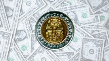 الجنيه المصري موضوعا على خلفية من الدولارات