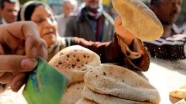 مواطنة أمام أحد أفران الخبز المدعوم