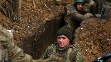 جنود أوكرانيين في خندق