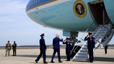 يصعد الرئيس بايدن على متن طائرة الرئاسة