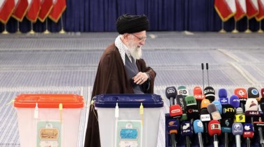 المرشد الإيراني يدلي بصوته في الانتخابات