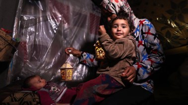 طفل فلسطيني في خيمة يستقبل شهر رمضان