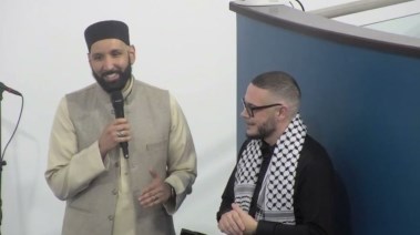 الناشط الأمريكي يعلن إسلامه 