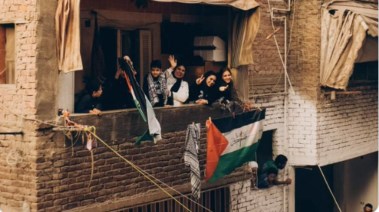 سيدات المطرية يرفعن علم فلسطين