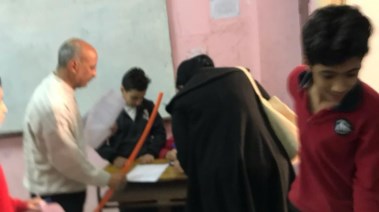 مدرس يضرب تلميذه بخرطوم بلاستيكي
