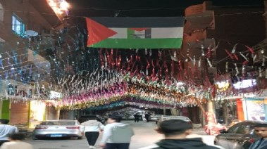 أكبر شارع تجاري بالأقصر يتزين بأعلام فلسطين
