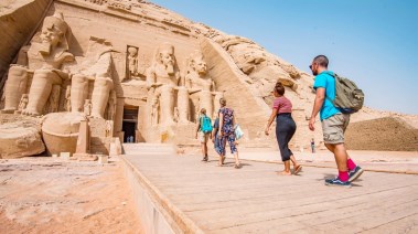 سائحون في أحد المعابد الأثرية بمصر