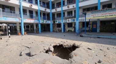 حفرة في مدرسة في قطاع غزة جراء القصف الإسرائيلي