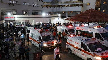 سيارات إسعاف تقف أمام إحدى مستشفيات قطاع غزة