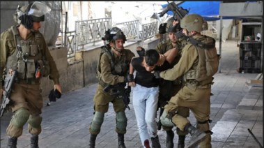جنود جيش الاحتلال الإسرائيلي يعتقلون شابا فلسطينيا - أرشيفية