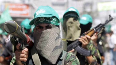 مقاتل من كتائب "الشهيد عز الدين القسام" الجناح العسكري لحركة المقاومة الإسلامية "حماس"