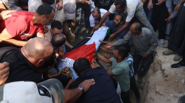 فلسطينيين يشيعون شهيدا قتل على يد قوات الاحتلال