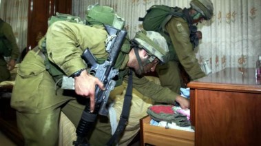 جنود الاحتلال ينهبون أحد المنازل