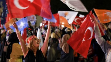 امراة تحمل علم تركيا