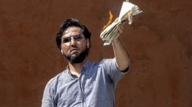 سلوان موميكا وهو يحرق المصحف الشريف