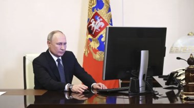الرئيس الروسي فلاديمير بوتين يدلي بصوته في الانتخابات الروسية 