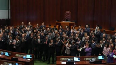 المشرعون والرئيس التنفيذي يقفون لالتقاط الصور بعد المرور التاريخي لمشروع قانون المادة 23 في هونج كونج