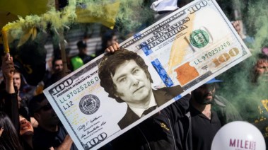 رئيس الأرجنتين خافيير ميلي على ورقة 100 دولار في أحد المظاهرات في بوينس آيرس