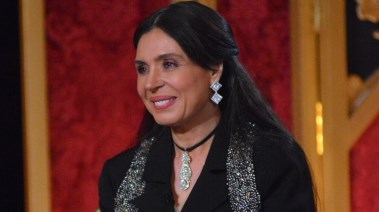 الفنانة دينا