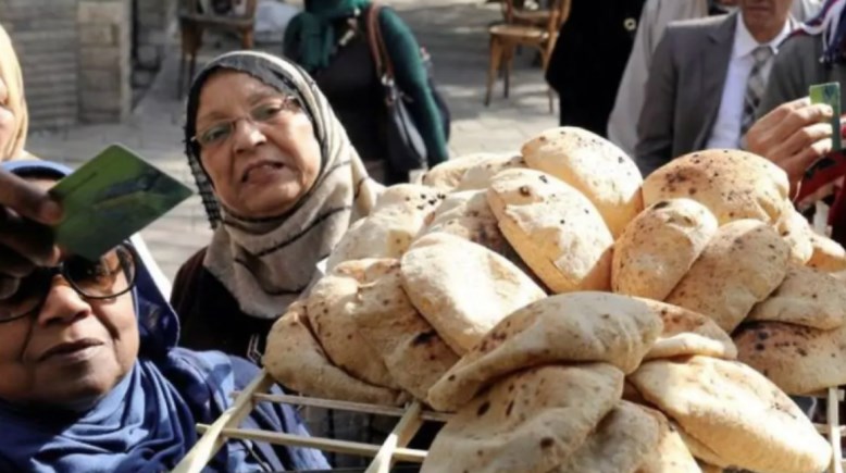 مواطنة تحصل على الخبز السياحي