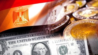 دولارات إلى جانب علم مصر