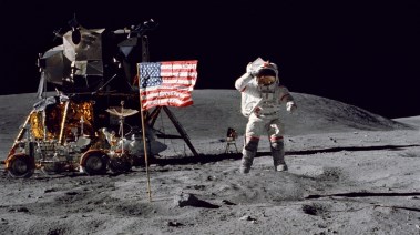 صورة ملتقطة لرائد فضاء فوق القمر
