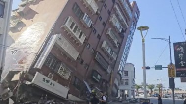 مبنى مائل بسبب الزلزال في تايوان