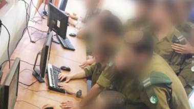 جنود من فيلق المخابرات يجمعون معلومات استخباراتية
