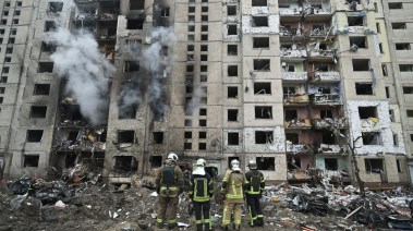 مبنى سكني دمره هجوم صاروخي في وسط كييف