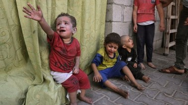 أطفال في غزة عالقون بسبب القصف