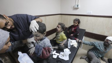 أطفال في أحد مستشفيات قطاع غزة