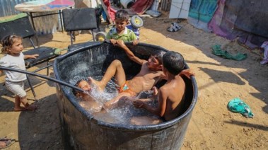 أطفال يستحمون في قطاع غزة