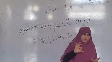 الواعظة بمجمع البحوث الإسلامية وعضو المنظمة العربية لمترجمي لغة الإشارة الدكتورة منى عاشور