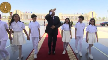 الرئيس السيسي مع مجموعة من الأطفال في العاصمة الإدارية