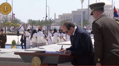 الرئيس السيسي يوقع في سجل الشرف بمجلس النواب الجديد