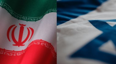 علما إسرائيل (يمين الصورة) وإيران (يسار الصورة))