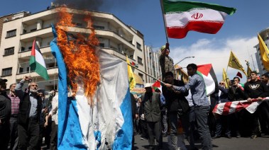 متظاهرون إيرانيون يحرقون علم إسرائيل