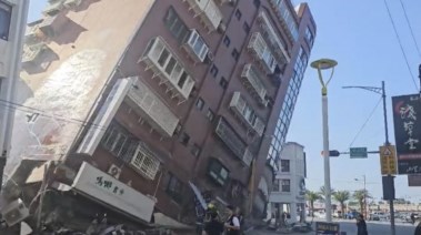 مبنى مائل بسبب الزلزال في تايوان 