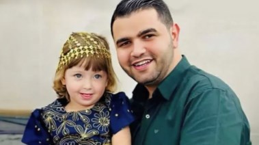 الطفلة ملاك مع والدها محمد هنية الذي استشهد في أول أيام عيد الفطر
