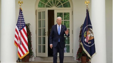 الرئيس الأمريكي جو بايدن من أمام البيت الأبيض 