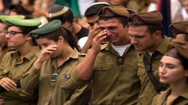 جنود إسرائيليون يبكون زملاءهم الذين قضوا في غزة - أرشيفية 