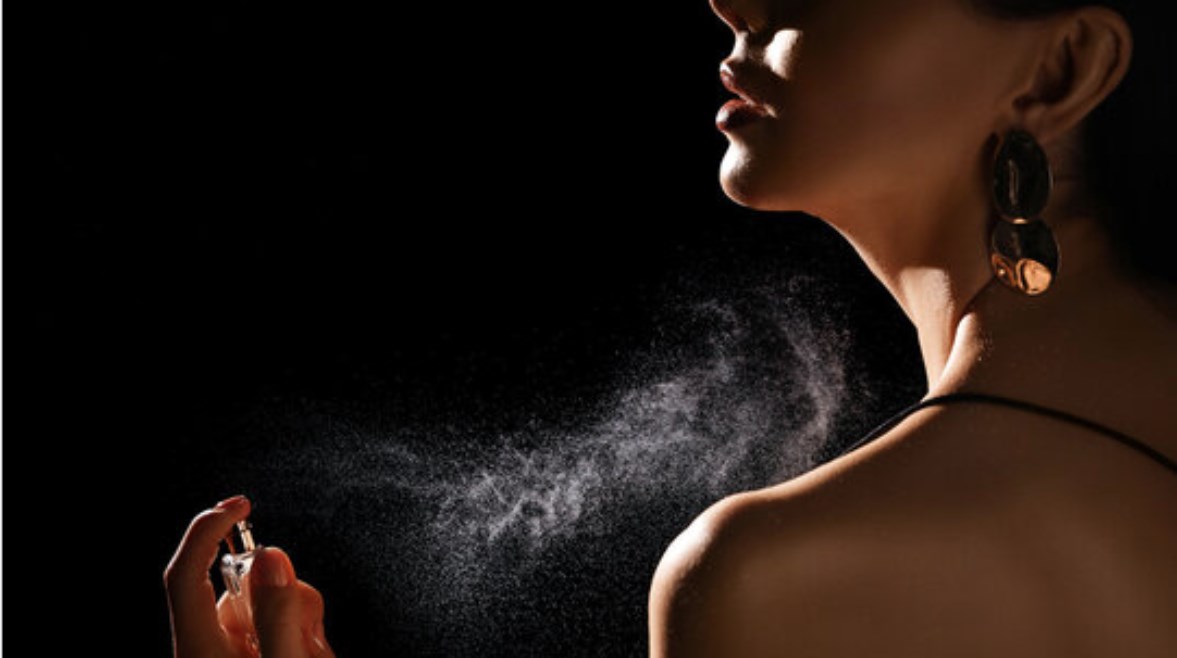 امرأة تضع العطر امرأة تضع العطر