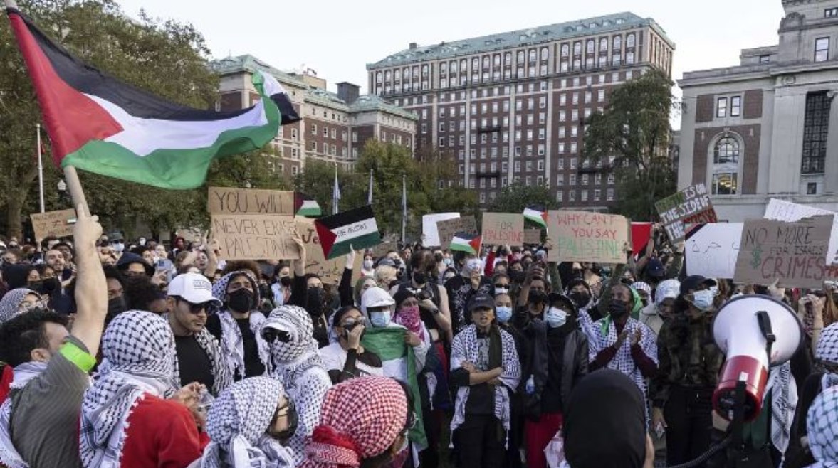 طلاب في جامعة كولومبيا يهتفون ضد الاحتلال الإسرائيلي
