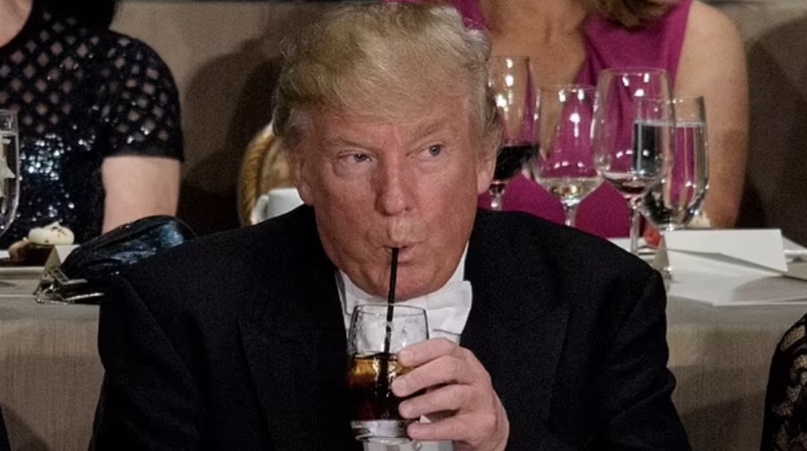 الرئيس الأمريكي السابق دونالد ترامب يشرب "كوك دايت"