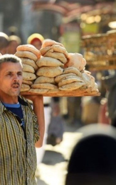 مواطن يحمل الخبز