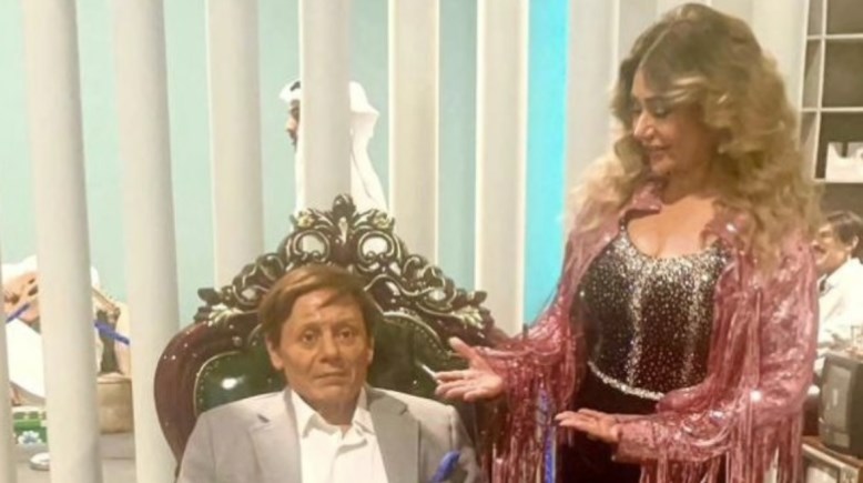 ليلى علوي مع تمثال الزعيم
