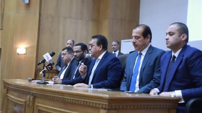 جانب من لقاء وزير الصحة ببعض اعضاء البعثة الطبية