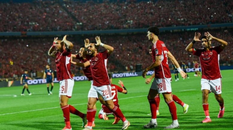 جانب من لقاء فريق النادي الاهلي