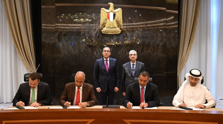 رئيس الوزراء خلال مراسم التوقيع