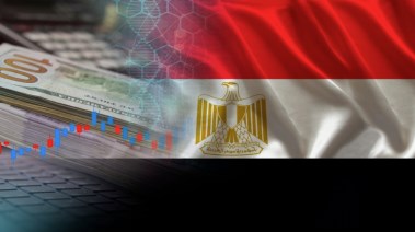 علم مصر يجاوره صورة لحزمة من الدولارات ومؤشرات بيانية